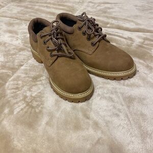 Eddie Bauer "Gore-Tex" Size 8.5M Solid Beige Leather Tie-Front Low-Top Shoes